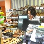 Biomarkt Landgefühl - Hilfe an der Kuchentheke