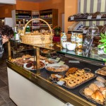 Biomarkt Landgefühl - Kundin an der Kuchen- und Brot